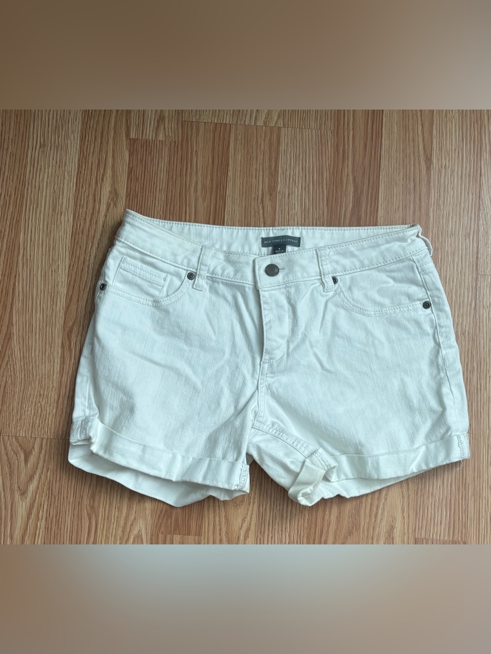 New York & Company White Cuffed Denim Shorts - Size 4 - EUC